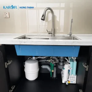 Máy lọc nước Karofi KAQ-U50K lắp thực tế dưới chậu rửa inox, bình áp trắng cạnh máy