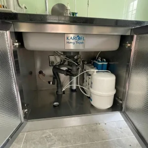 Máy lọc nước Karofi KAQ-U03 Pro lắp dưới bồn rửa inox trong tủ bếp nhà khách hàng