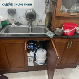 Máy lọc nước Karofi KAQ-U03 Pro lắp trong tủ bếp gỗ, dưới chậu rửa đôi tại nhà khách