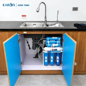 Máy lọc nước Karofi KHY-TN99 lắp thực tế trong gầm tủ bếp bên dưới chậu rửa inox